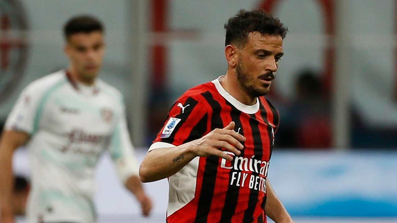 Agenti in sede per la firma sul contratto