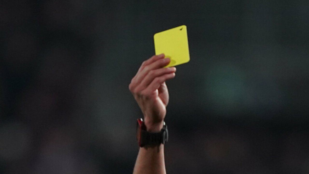 Lo ha fatto alle spalle dell'arbitro