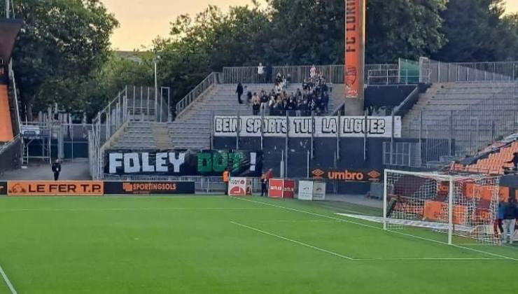 Arbitro sospende l'incontro 