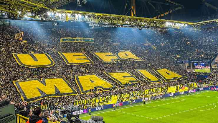 Striscione offensivo dei tifosi del Dortmund contro la Uefa