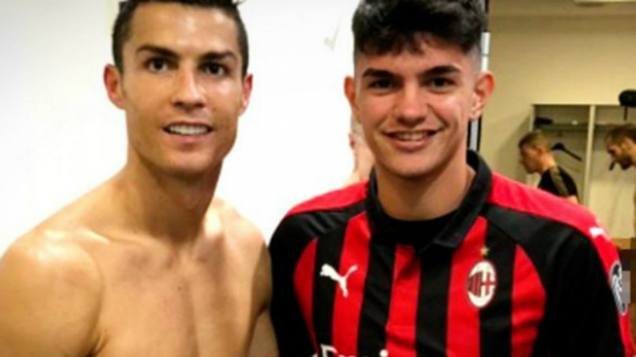 Curiosità: il giovane Bellanova (Milan) si fa una foto con Ronaldo ma  spunta Chiellini nudo e diventa virale - Goal Sicilia